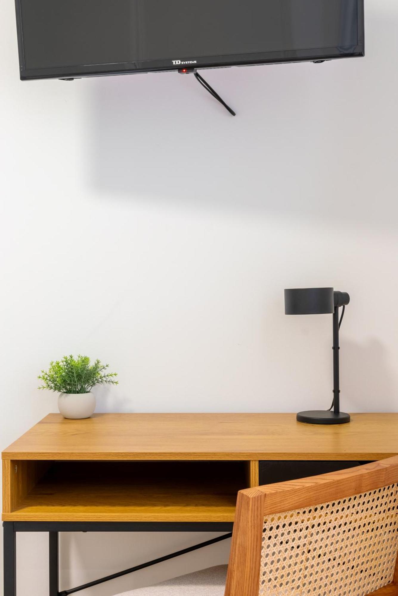 Diseno Y Comodidad En Bami Apartament